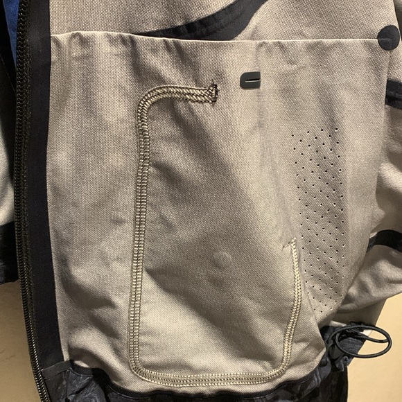 Lululemon NWOT Women's Cropped Jacket rare waterproof fabric builtin ventilation - Picture 7 of 9